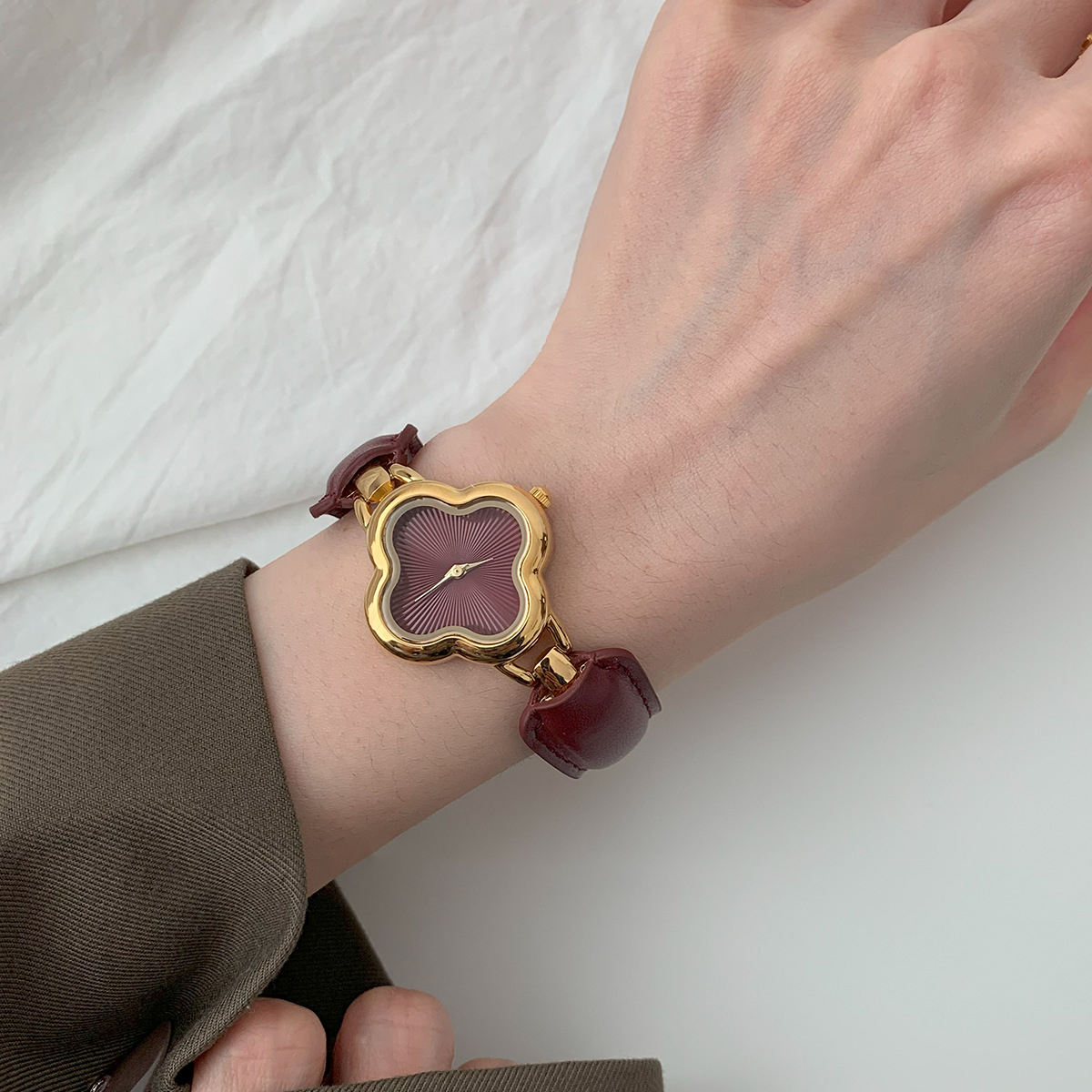 Vintage Style Quartz Watch with Genuine Leather Strap For Women